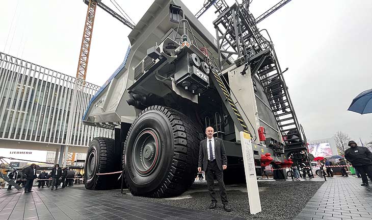 Minister Hubert Aiwanger bei Liebherr auf der bauma 2022 (©Foto. Martin Schmitz)
